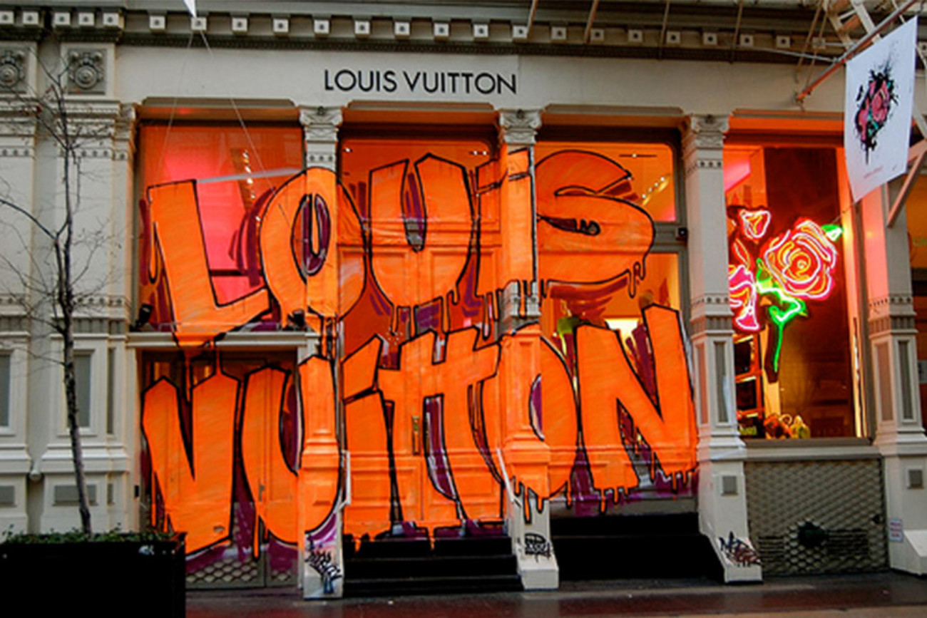 Façade de magasin Louis Vuitton avec un graff
