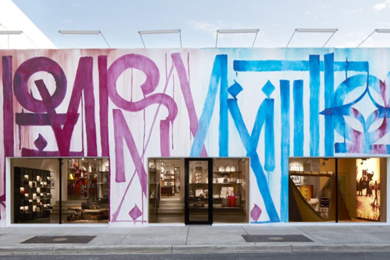 Façade de magasin Louis Vuitton avec un graff