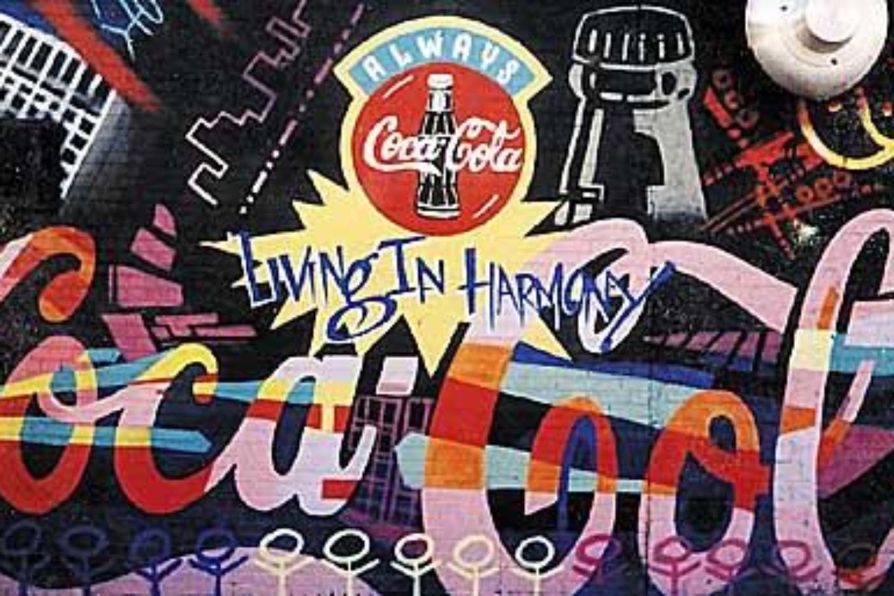 Murale Coca Cola réalisée par Tats Cru