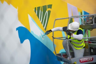 Olivier Dalban en train de finir le bandeau de la murale