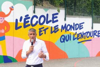 Inauguration de la murale de Perrine Honoré par M. Corporandy, maire de Puget-Théniers