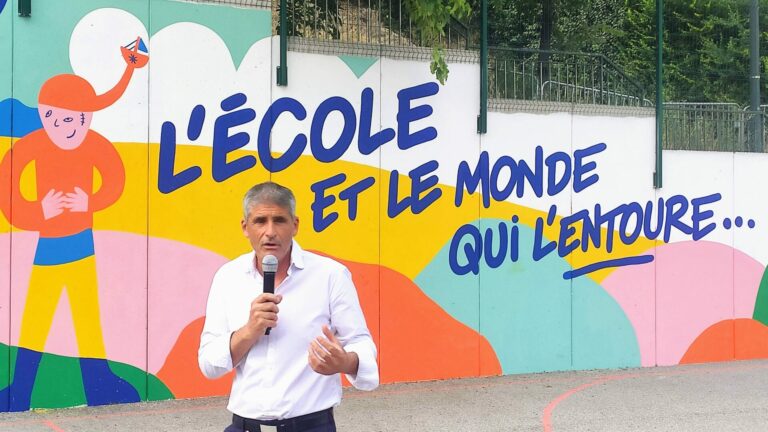 Inauguration de la murale de Perrine Honoré par M. Corporandy, maire de Puget-Théniers